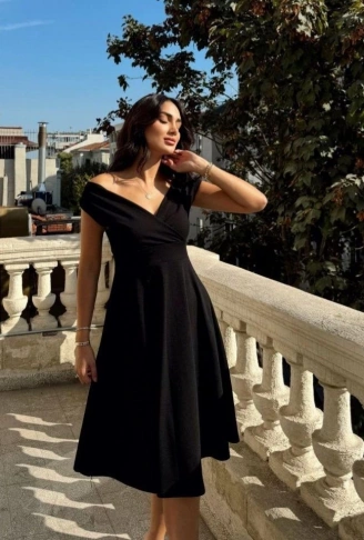 Kadın Kısa Kollu Kruvaze Yaka Eteği Volanlı Krep Elbise