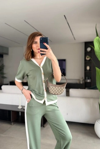 Kadın Kısa Kollu Ribana Ve Gold Düğme Detay Hırka Yanı şeritli Pantolon Ikili Takım