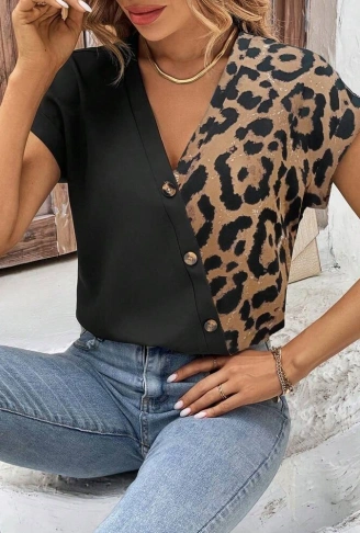 Kadın Kısa Kollu V Yakalı önden Düğmeli Leopar Desen Detaylı Viskon Bluz