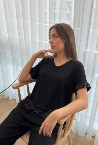 Kadın Kısa Kollu V Yakalı Pul Payetli Viskon Iki Iplik Bluz Ve Pantolon Ikili Takım