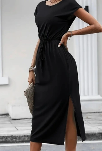 Kadın Kısa Kollu Yakası Açık Belden Kuşaklı Yandan Yırtmaçlı Midi Viskon Elbise