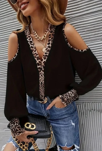 Kadın Omuzlardan Açık Yakalı önden Düğmeli Leopar Detaylı Sandy Bluz
