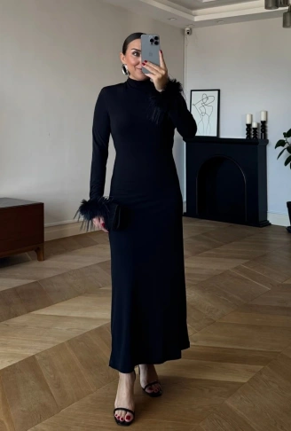 Kadın Uzun Kollu Balıkçı Yaka Kol Ağzı Tüy Detaylı Uzun Krep Elbise