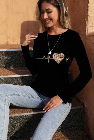 Kadın Uzun Kollu Bisiklet Yaka Kalp Desenli Bluz