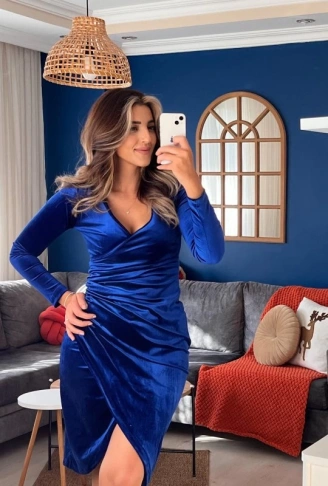 Kadın Uzun Kollu Kruvaze Yaka Belden Büzgü Detay Midi Kadife Elbise