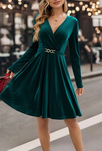 Kadın Uzun Kollu Kruvaze Yakalı Toka Detaylı Mini Kadife Elbise