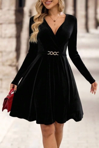 Kadın Uzun Kollu Kruvaze Yakalı Toka Detaylı Mini Kadife Elbise