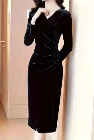 Kadın Uzun Kollu Kruvaze Yakalı Yandan Büzgülü önden çapraz Detaylı Midi Kadife Elbise