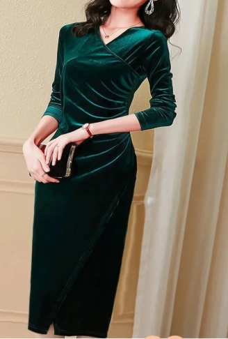 Kadın Uzun Kollu Kruvaze Yakalı Yandan Büzgülü önden çapraz Detaylı Midi Kadife Elbise
