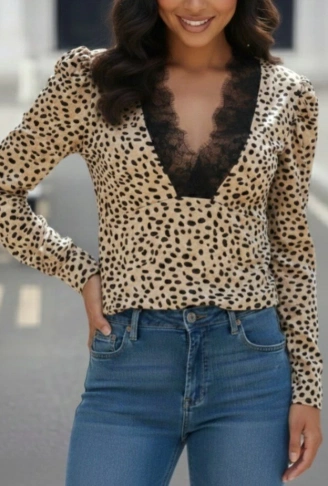 Kadın Uzun Kollu önden Derin Dantel Yaka Leopar Desenli Dalgıç Bluz