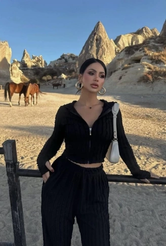 Kadın Uzun Kollu Parmak Geçme Ve Fermuar Detay Kısa Ceket Ve İspanyol Paça Pantolon Ikili Takim