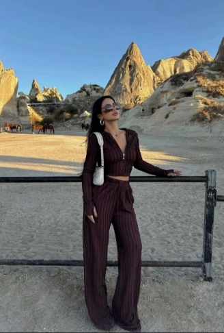 Kadın Uzun Kollu Parmak Geçme Ve Fermuar Detay Kısa Ceket Ve İspanyol Paça Pantolon Ikili Takim