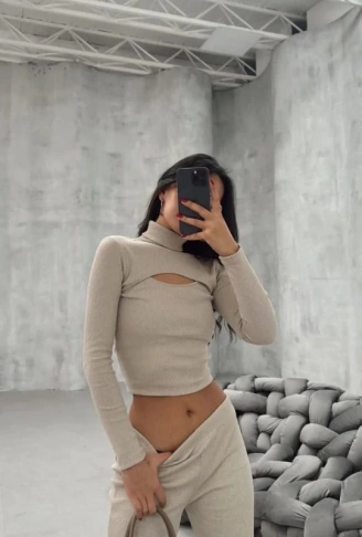 Kadın Uzun Kollu Pencere Detay Göğüs Dekolteli Bluz Ve Bol Paça Pantolon Ikili Takim