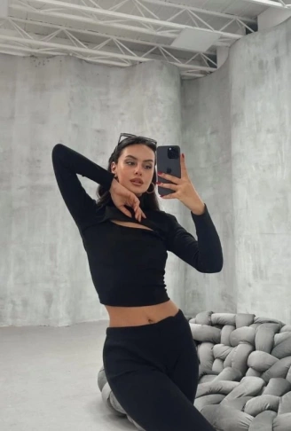 Kadın Uzun Kollu Pencere Detay Göğüs Dekolteli Bluz Ve Bol Paça Pantolon Ikili Takim