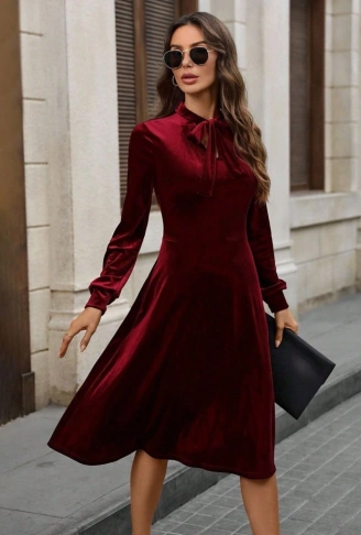Kadın Uzun Kollu Yakadan Fiyonklu Cepli Midi Kadife Elbise