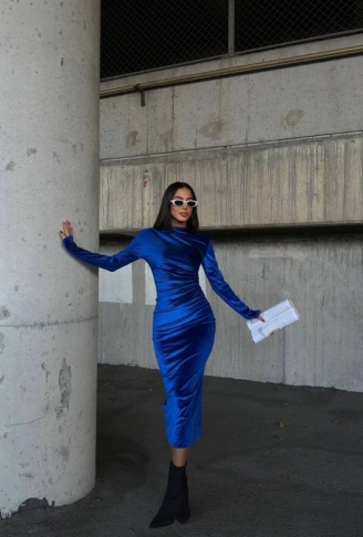 Kadın Uzun Kollu Yarım Balıkçı Yaka Büzgü Detay Kadife Kumaş Elbise