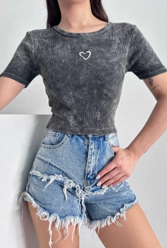 Kalp nakışlı asit yıkamalı bluz s3479