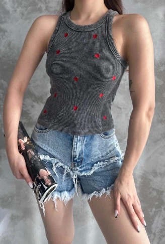 Kalp nakışlı bluz