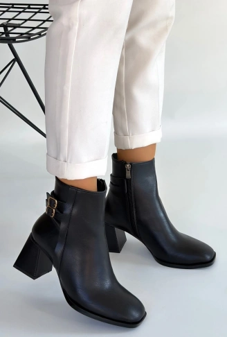 Kanda Siyah Cilt Topuklu Bot