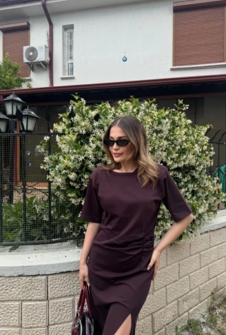 Kısa Kollu Uzun Yandan Yırtmaçlı Elbise - Kahverengi