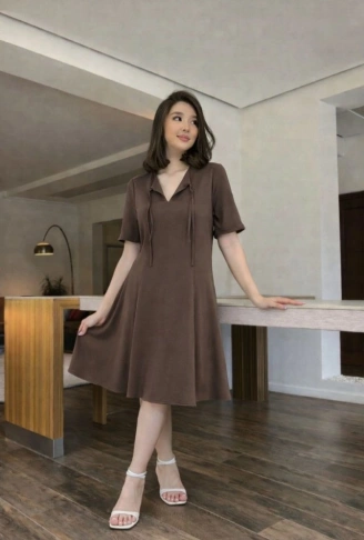 Kısa Kollu Yakası Bağcık Detay Atlas Kumaş Elbise