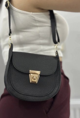 Klasik kapaklı siyah cilt çanta