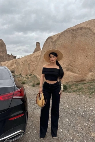 Madonna yaka bol paça pantolonlu takım