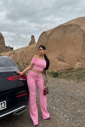 Madonna yaka bol paça pantolonlu takım