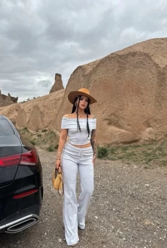 Madonna yaka bol paça pantolonlu takım