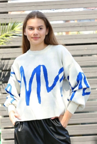 Mavi çizgili bisiklet yaka kazak beyaz