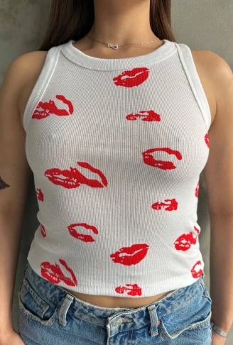 Öpücük baskılı bluz