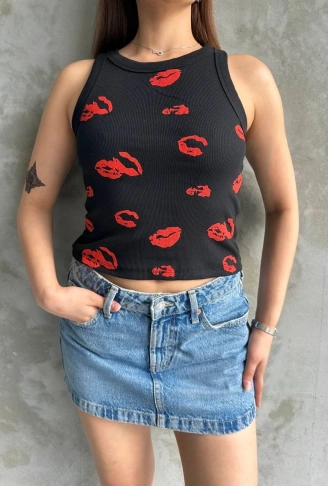 Öpücük baskılı bluz