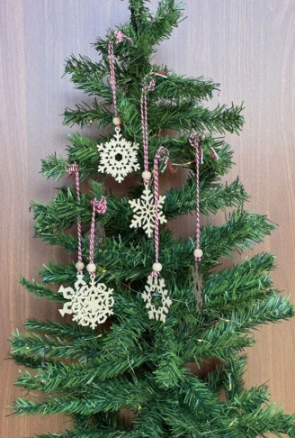 Pilli Peri Ledli 6 Parça Kırmızı Beyaz İpli Kar Tanesi Model Ahşap Yılbaşı Ağaç Süsü (4940)