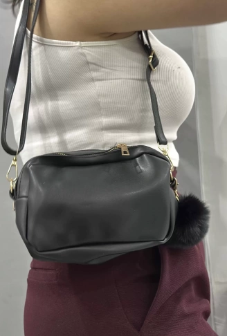 Ponpon siyah cilt çanta