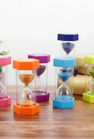 Renkli Cam Kum Saati – Dekoratif Masaüstü Zaman Ölçer, Estetik Ofis ve Ev Aksesuarı (4940)