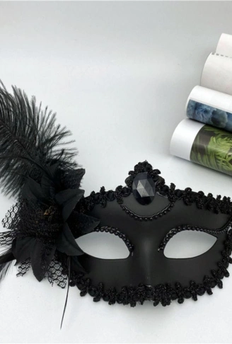 Siyah Mat Renk Yandan Tüylü Güllü Parti Balo Venedik Maskesi 16x22 (4940)