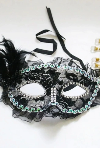 Siyah Renk Yandan Tüylü İnci İşlemeli Taşlı Dantelli Parti Maskesi 17x12 cm (4940)