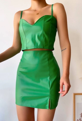 Tek yırtmaçlı arkadan fermuarlı deri etek yeşil s24475