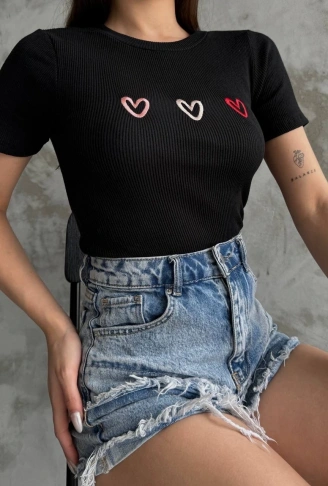Üçlü kalp nakışlı bluz