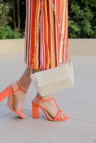 Uzun zincir kollu kapaklı inci çanta beyaz