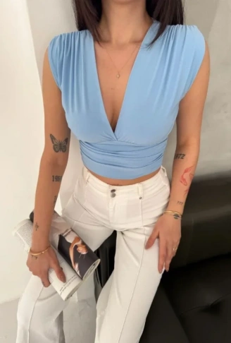 Vatkalı Kolsuz V Yaka Drapeli Crop Bluz Likralı Fit - Bebek Mavisi