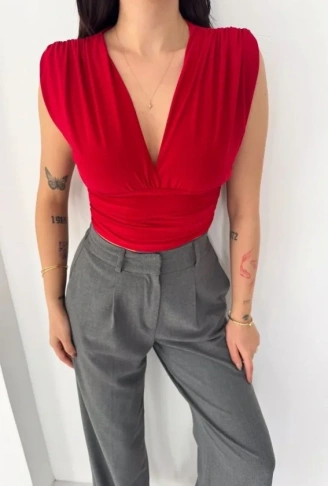 Vatkalı Kolsuz V Yaka Drapeli Crop Bluz Likralı Fit - Kırmızı