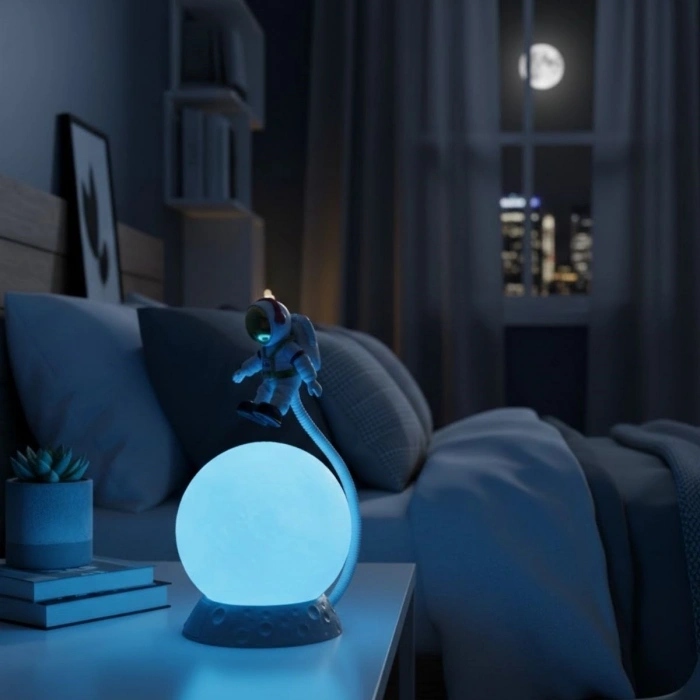 3D Ay Üzerinde Astronot LED Gece Lambası – Dokunmatik 10 Renk Değiştiren Dekoratif Çocuk Odası Masaüstü Ay Lambası (4940)