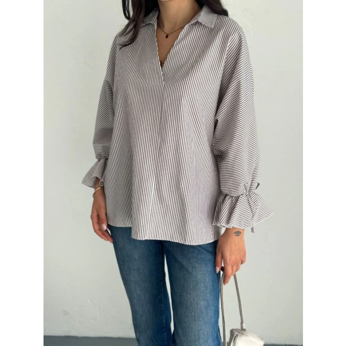 Arkası Asimetrik Yırtmaç Kesim Detaylı Cizgili Bluz Gömlek - Gri
