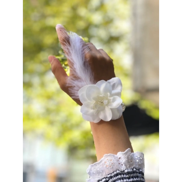 Bride to be Nedime Gelin Bilekliği Tüy ve İnci Boncuk Detaylı Beyaz Renkli Bekarlığa Veda Partisi Bilekliği 10 Adet (4940)