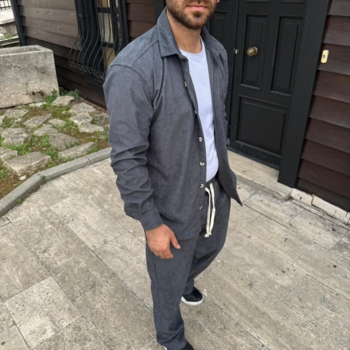Erkek Kadife Oversize Takım – Gömlek Ve Pantolon İkili Set Füme Corduroy Şıklığı, Rahat Ve Zarif Duruş Yumuşak Dokulu Kadife Kumaş, Düğmeli Gömlek Üst Ve Lastikli Pantolon Alt Parça Ile Gün Boyu Konfor- Füme
