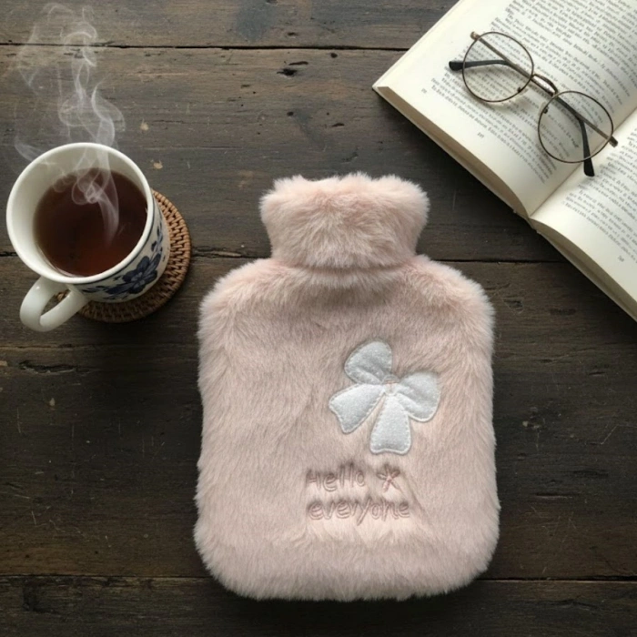 Hello Everyone Yazılı Kurdeleli Pembe Peluş Sıcak Su Torbası 1 Lt – Yumuşak Kılıf, Uzun Süre Sıcak Tutan Termal Su Torbası (4940)