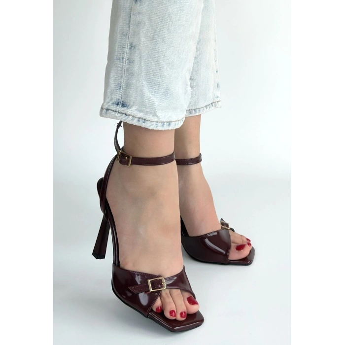 Hoste Bordo Rugan Topuklu Bilekten Kemerli Ayakkabı