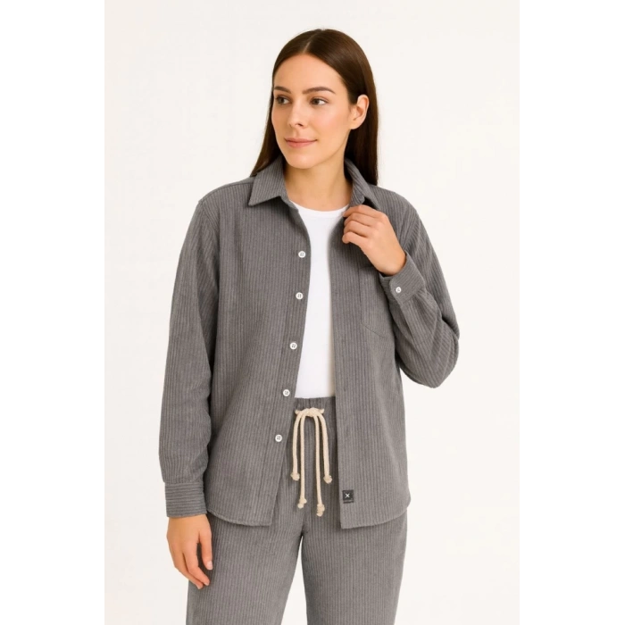 Kadife Oversize Takım – Gömlek Ve Pantolon İkili Set Füme Corduroy Şıklığı, Rahat Ve Zarif Duruş Yumuşak Dokulu Kadife Kumaş, Düğmeli Gömlek Üst Ve Lastikli Pantolon Alt Parça Ile Gün Boyu Konfor- Füme