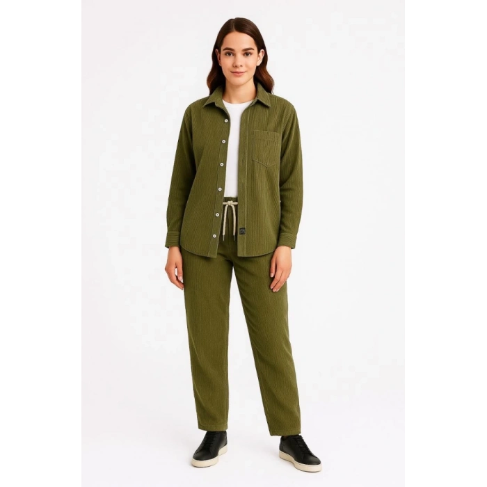 Kadife Oversize Takım – Gömlek Ve Pantolon İkili Set Füme Corduroy Şıklığı, Rahat Ve Zarif Duruş Yumuşak Dokulu Kadife Kumaş, Düğmeli Gömlek Üst Ve Lastikli Pantolon Alt Parça Ile Gün Boyu Konfor- Haki